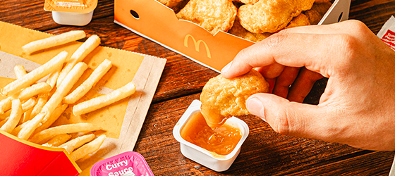 Frische Chicken McNuggets, die mit dem Lieferservice von McDonald’s geliefert wurden